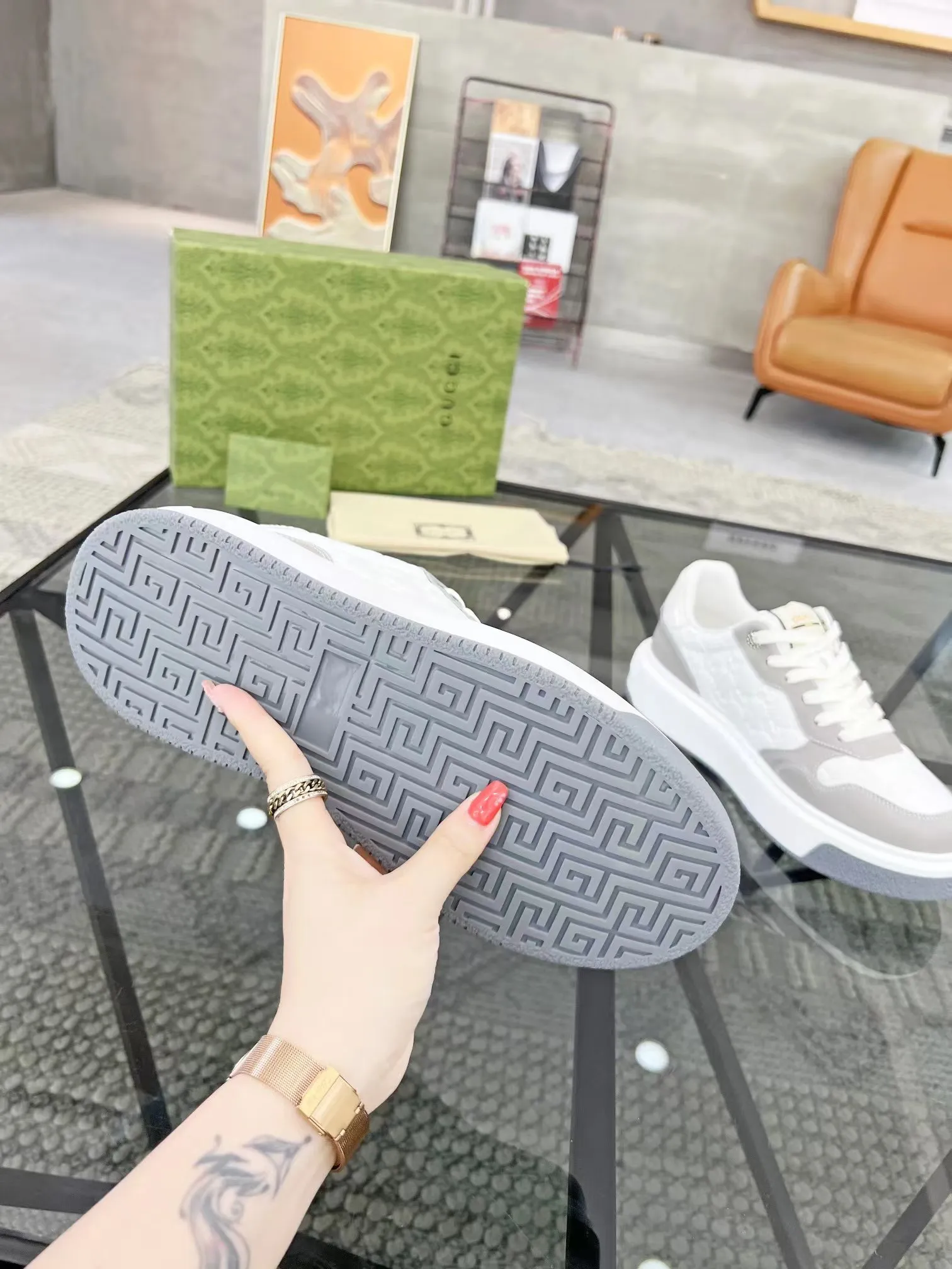 P440 new men's shoes GUCCI [Lightning] latest shoes are shipped. Original quality, fashionable, made of special materials, sheepskin lining, brand new packaging. The foot feels super comfortable and the workmanship is impeccable. Size: Male 38-45.
